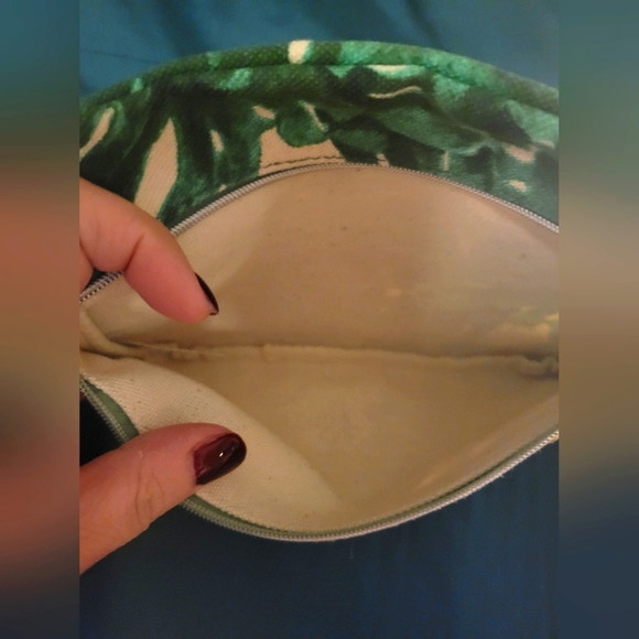 Accessory/Cosmetic Holder - Picture 3 of 4